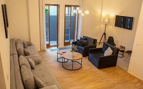 New City Centre Garden Apartment - Central Location
